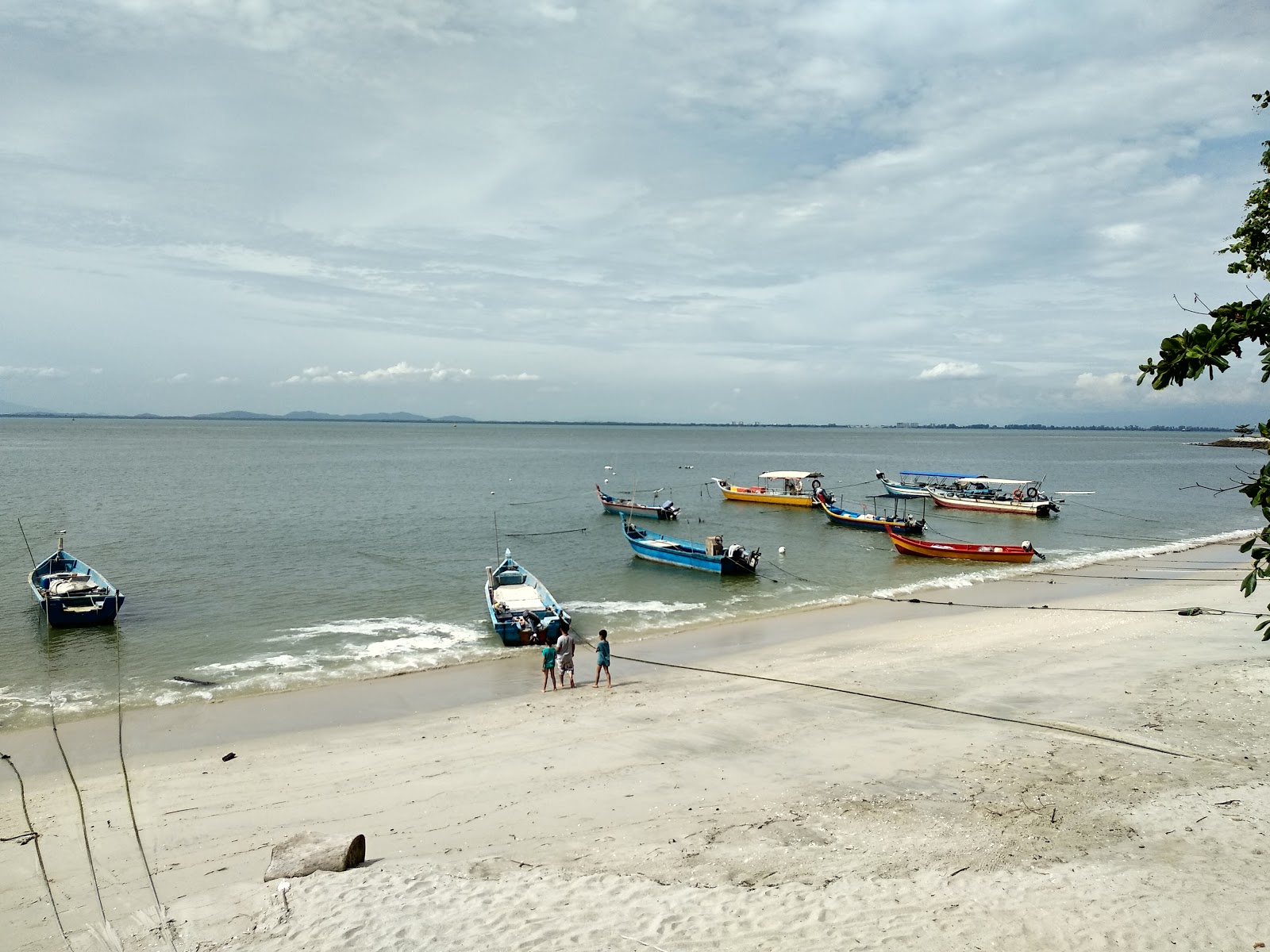 Foto di Tanjung Tokong Beach e l'insediamento