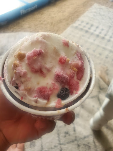 Ice Cream Shop «Cold Stone Creamery», reviews and photos, 4128 S Mooney Blvd, Visalia, CA 93277, USA