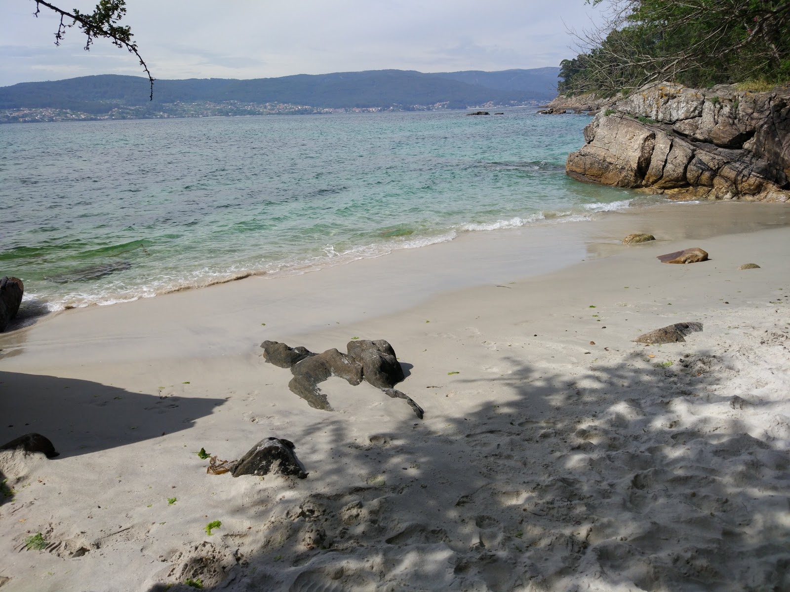 Foto di Praia dos Namorados con baia piccola