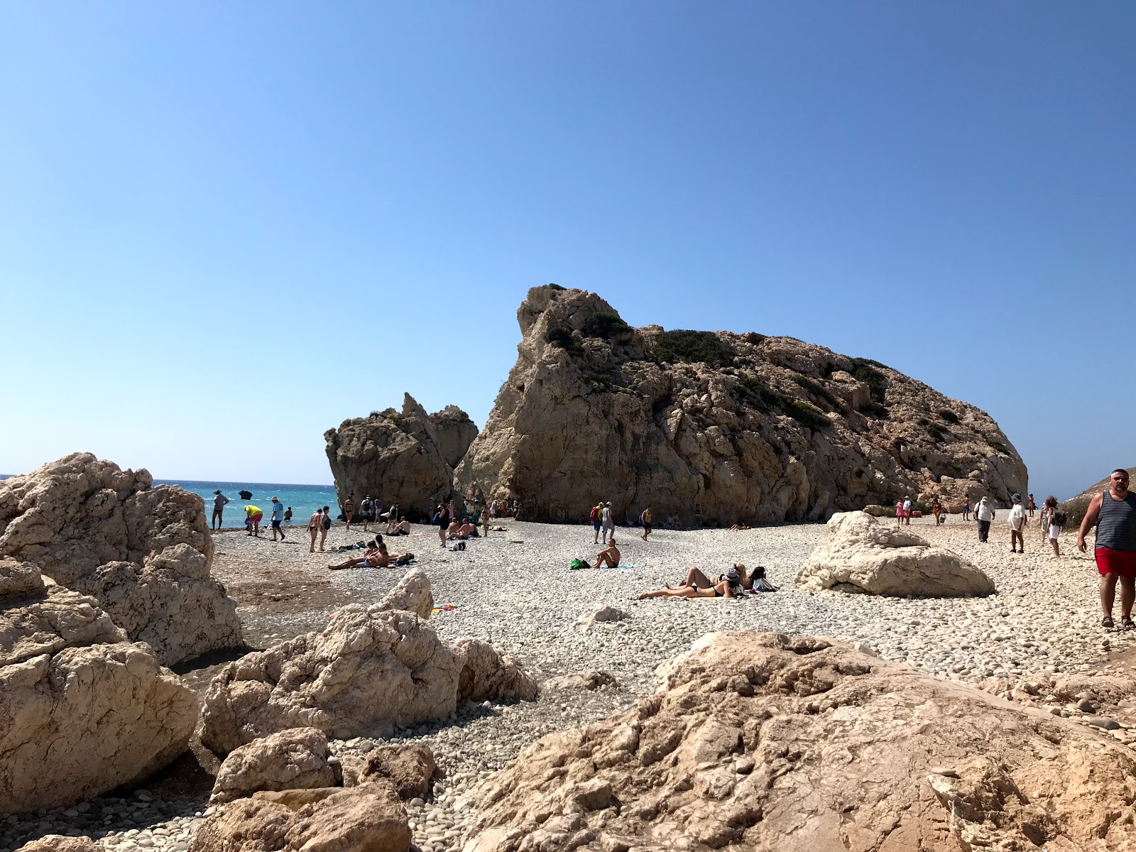 Foto af Aphrodite's rock beach og dens smukke landskab