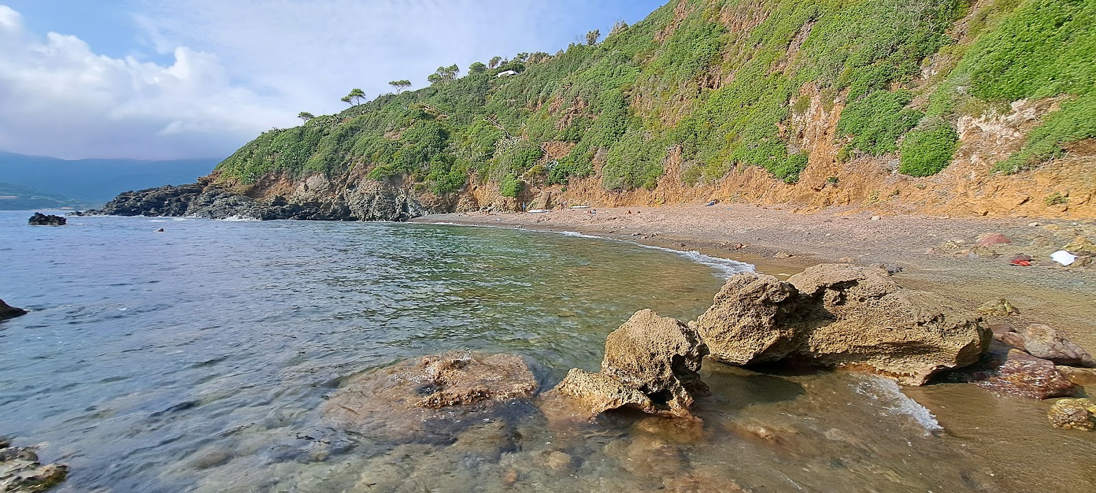 Photo de Spiaggia Canata situé dans une zone naturelle