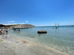 Foto di Spiaggia Fly-Inn sorretto da scogliere