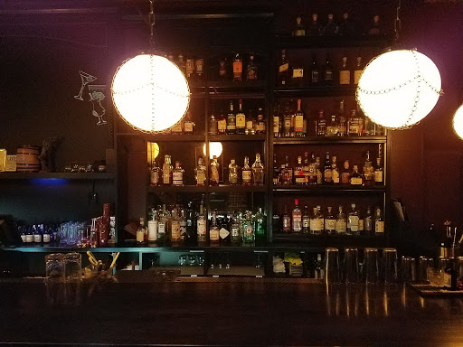 Hank's Cocktail Bar