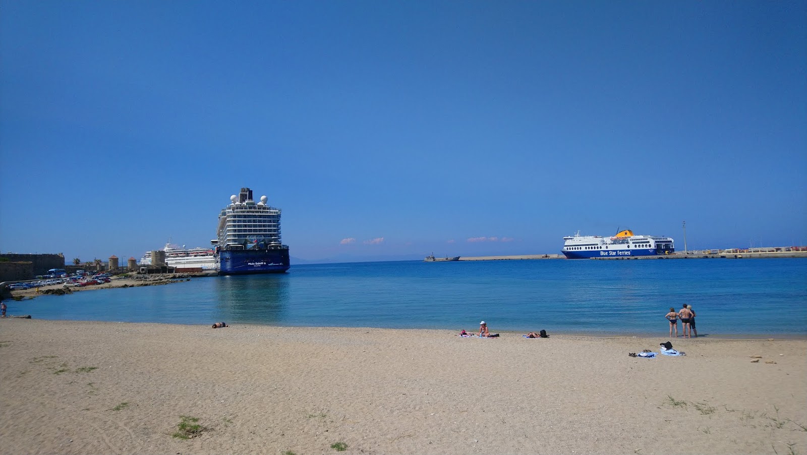 Agios Nikolaos beach'in fotoğrafı turkuaz saf su yüzey ile