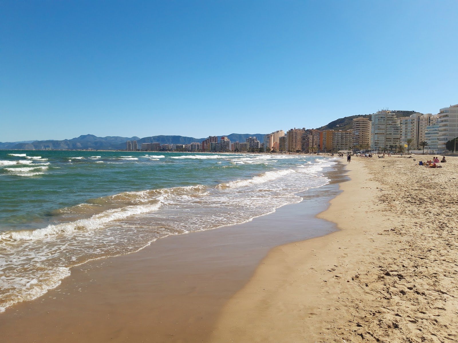 Zdjęcie Playa del Raco z powierzchnią brązowy piasek