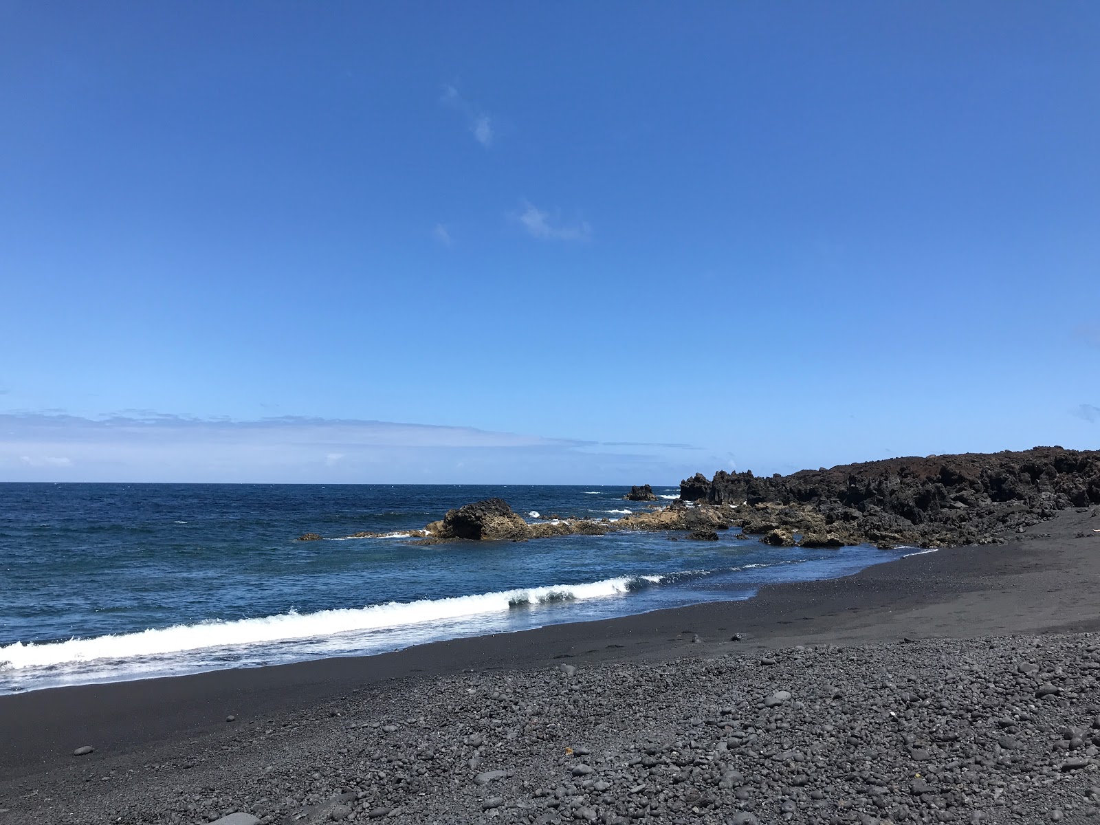 Playa de Montana Bermeja的照片 带有宽敞的海湾