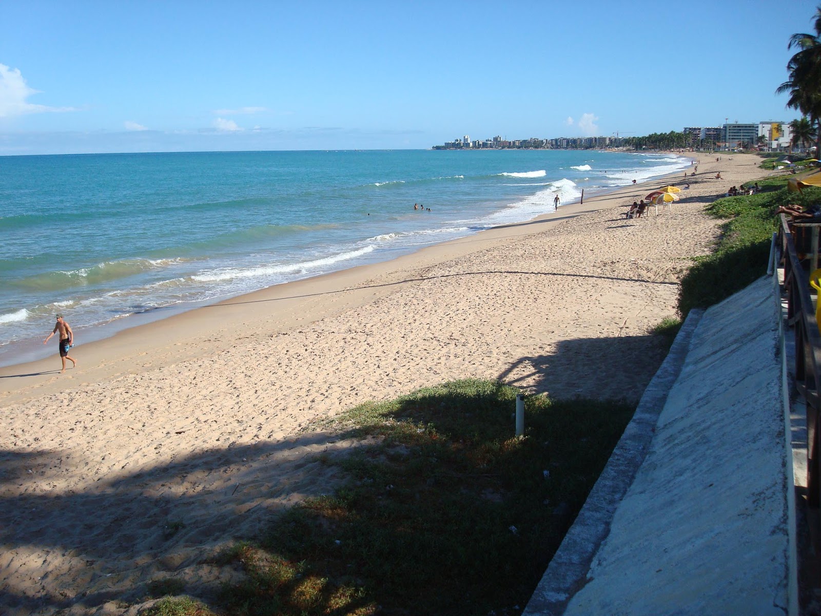 克鲁斯达斯阿尔马斯海滩的照片 带有碧绿色纯水表面