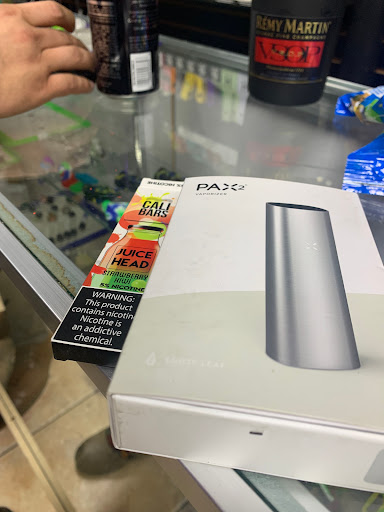 Tobacco Shop «18 Plus Vape & Shop», reviews and photos, 4037 Broadway, Kansas City, MO 64111, USA