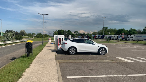 Borne de recharge de véhicules électriques Tesla Supercharger Saint-Priest