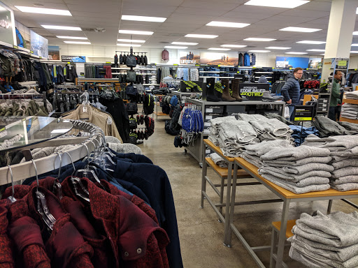 Clothing Store «Eddie Bauer Outlet», reviews and photos, 450 NW 257th Ave #200, Troutdale, OR 97060, USA