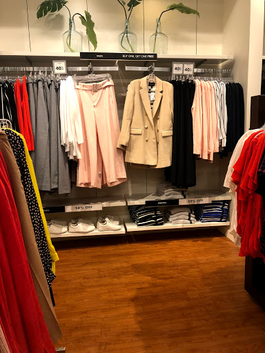 Clothing Store «Banana Republic Factory Store», reviews and photos, 407 N Alafaya Trail, Orlando, FL 32828, USA