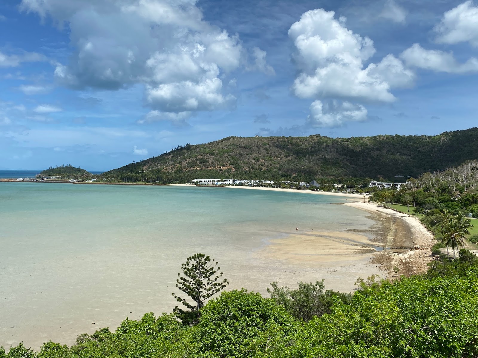 Foto von Hayman Island Beach von Klippen umgeben