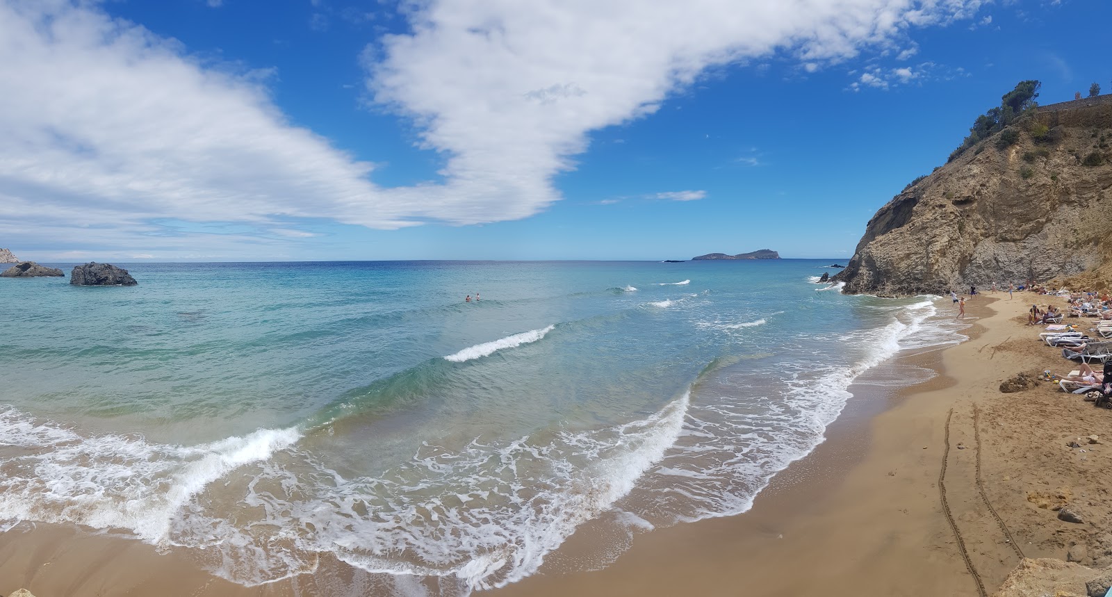 Fotografie cu Platja de s'Aigua Blanca II cu o suprafață de nisip maro