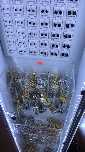 Convenience Store «Maple Mart Convenience Store», reviews and photos, 155 Maple St # 100, Springfield, MA 01105, USA