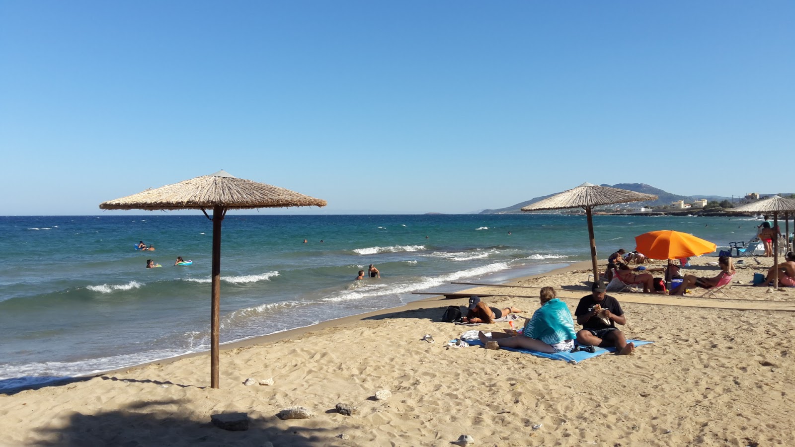 Vravronos beach'in fotoğrafı - rahatlamayı sevenler arasında popüler bir yer