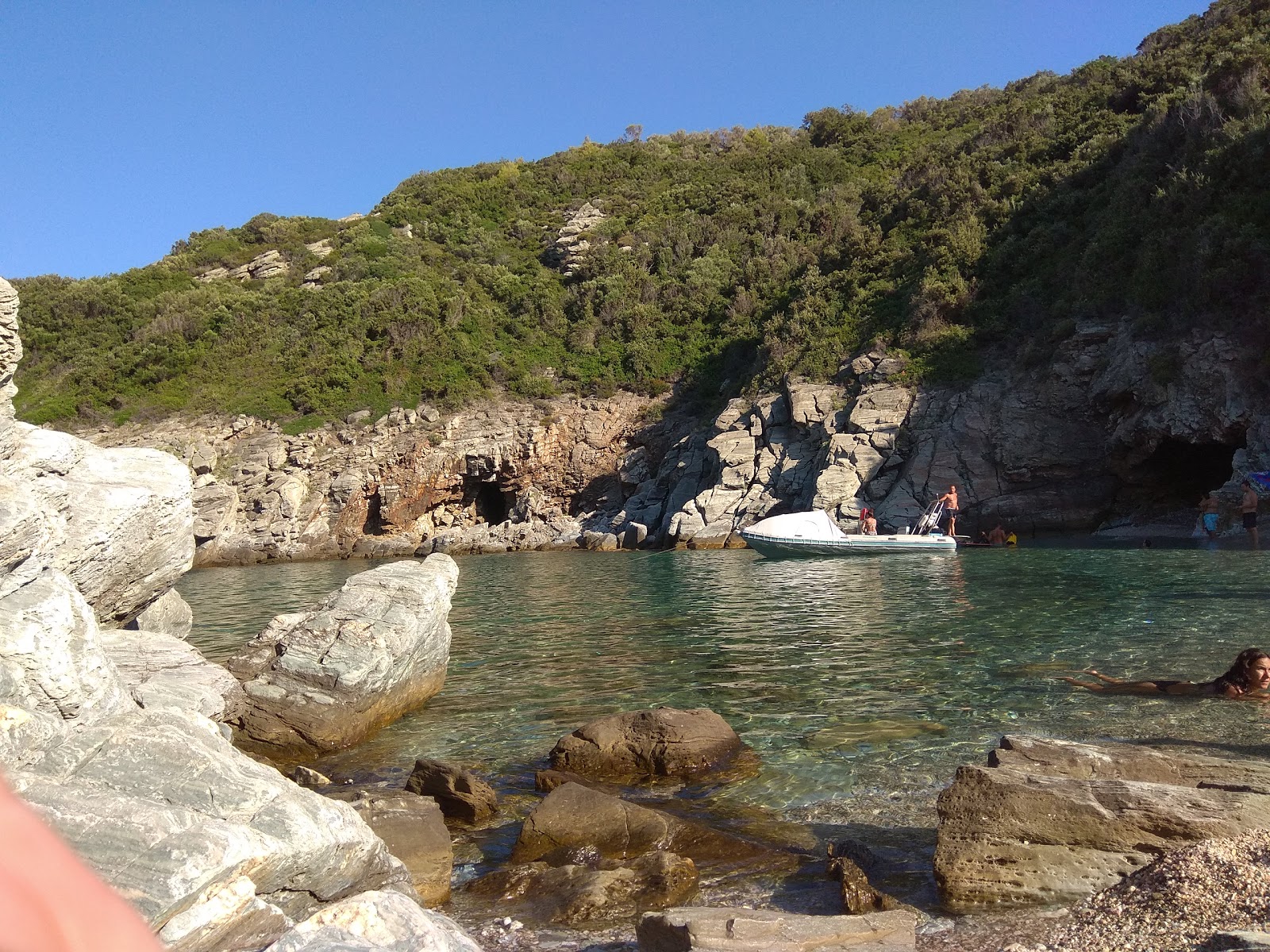 Foto von Spilia beach von Klippen umgeben