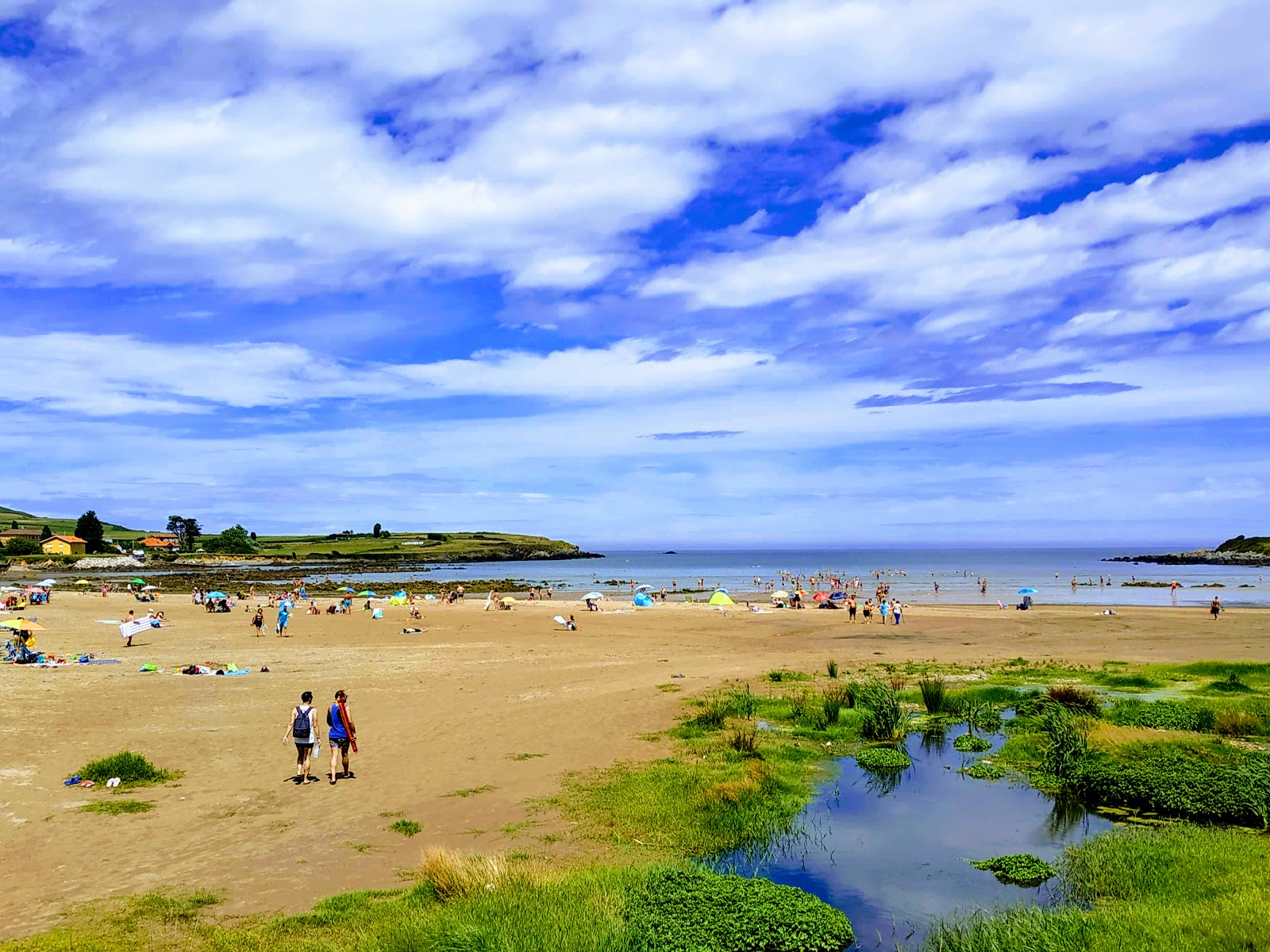 Photo de Playa de Banugues avec l'eau turquoise de surface