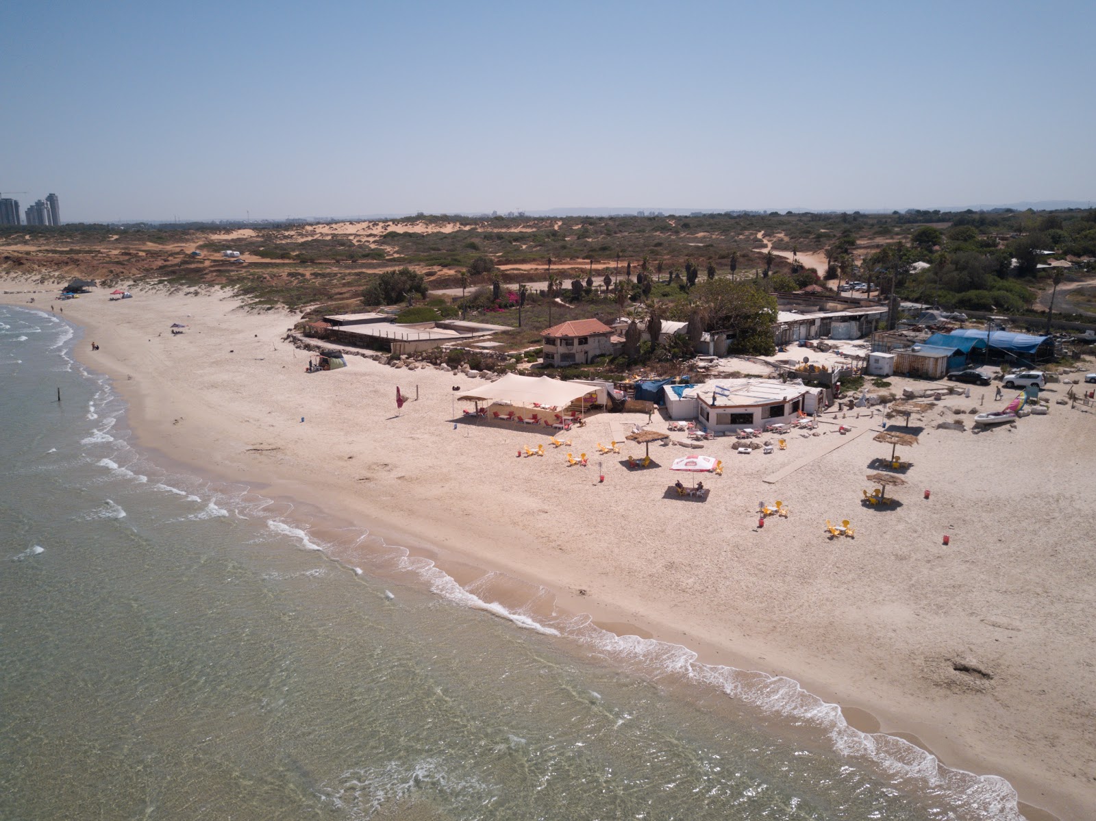Zdjęcie Mikhmoret beach z powierzchnią beżowy piasek
