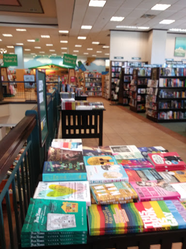 Book Store «Barnes and Noble», reviews and photos, 2500 N Mayfair Rd, Milwaukee, WI 53226, USA