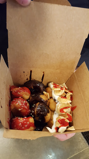 Donut Shop «Beavers Donuts», reviews and photos, 131 N Clinton St, Chicago, IL 60661, USA