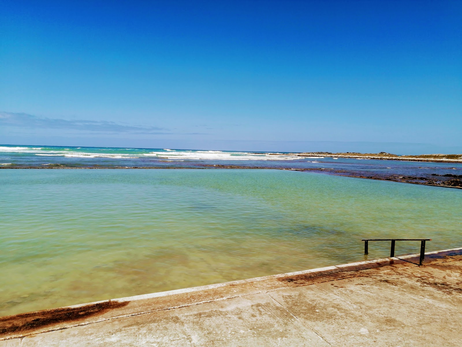 Foto de L'Agulhas tidal pool com água turquesa superfície