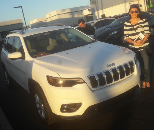 Chrysler Dealer «Moore Chrysler Jeep», reviews and photos, 8600 W Bell Rd, Peoria, AZ 85382, USA