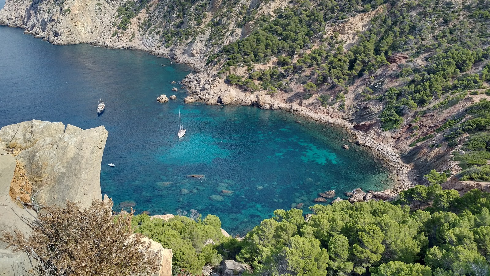 Foto von Cala en Basset mit felsiges gelände Oberfläche