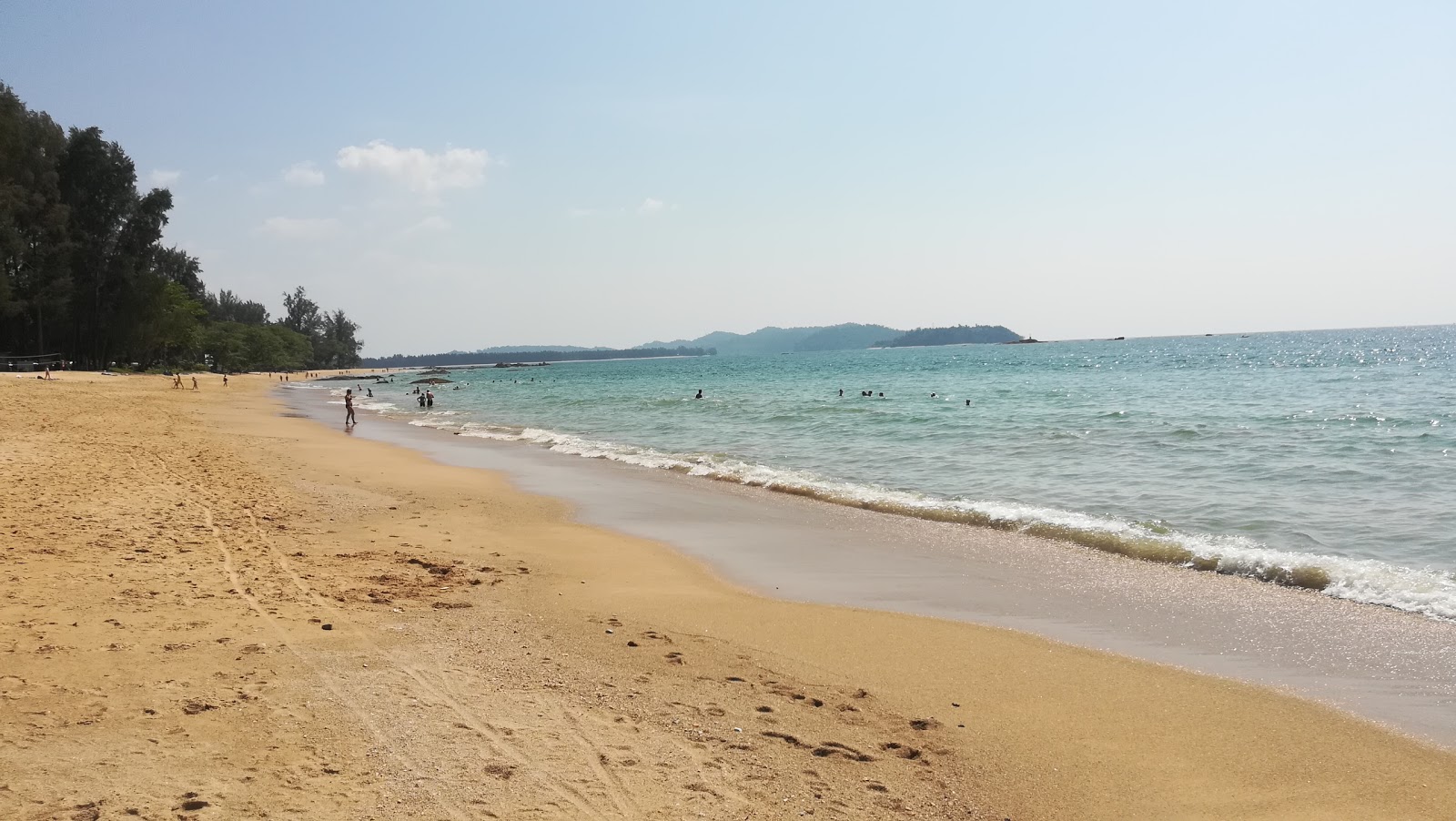 Foto von Khao Lak South Beach mit feiner beiger sand Oberfläche