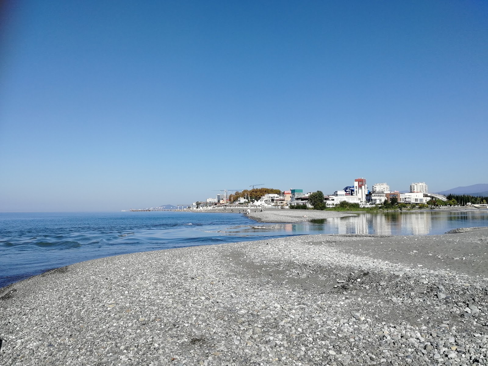 Photo de Adler port beach avec caillou gris de surface