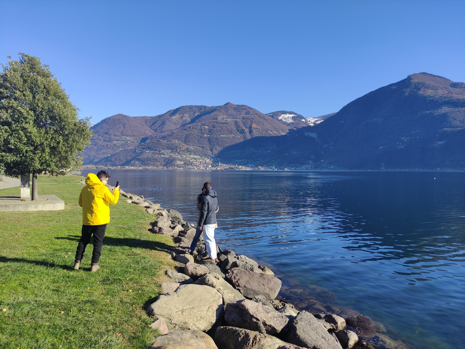 Foto af Lido di Castro bakket op af klipperne