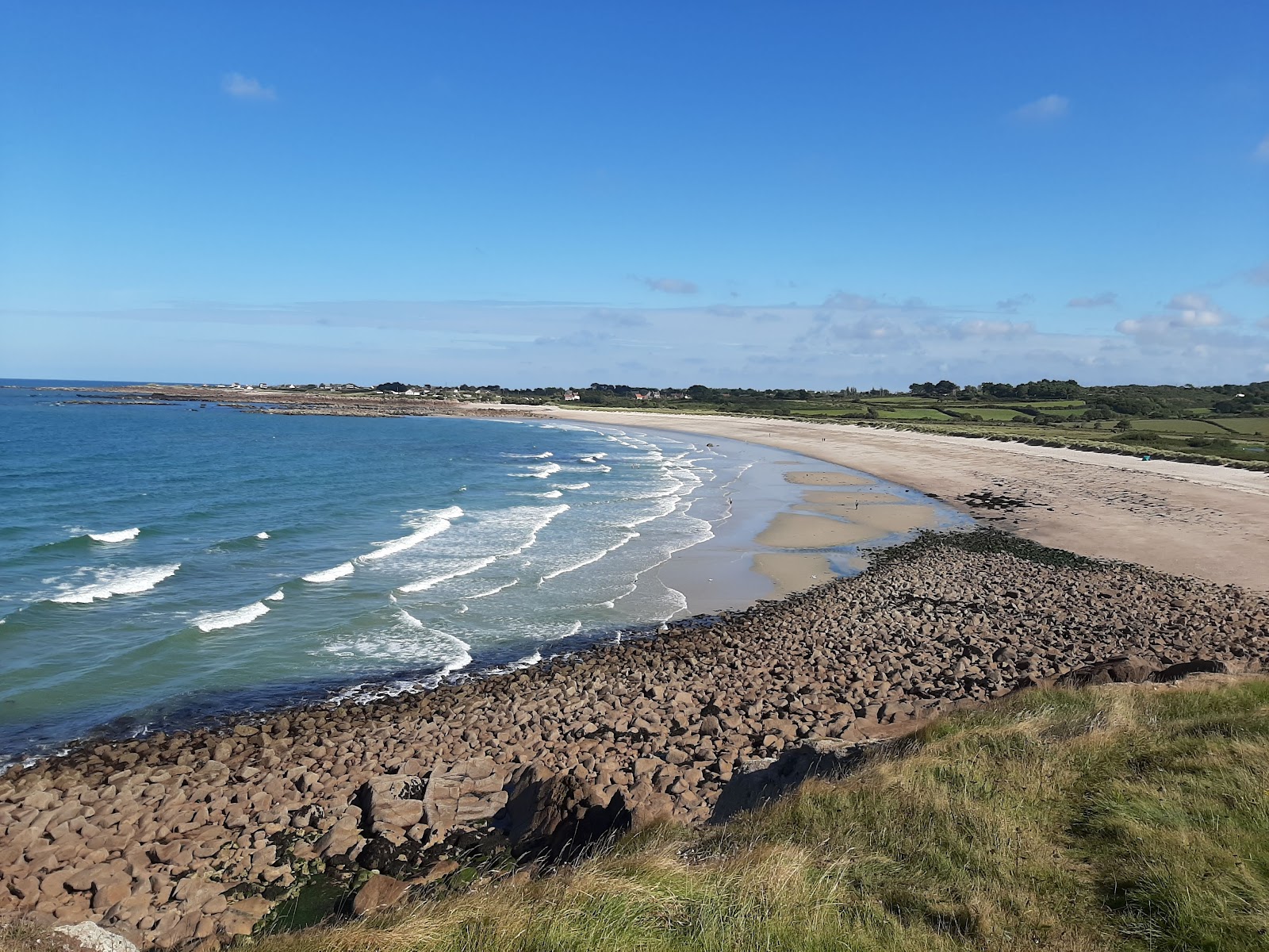 Foto di Plage de la Mondree con una superficie del sabbia beige