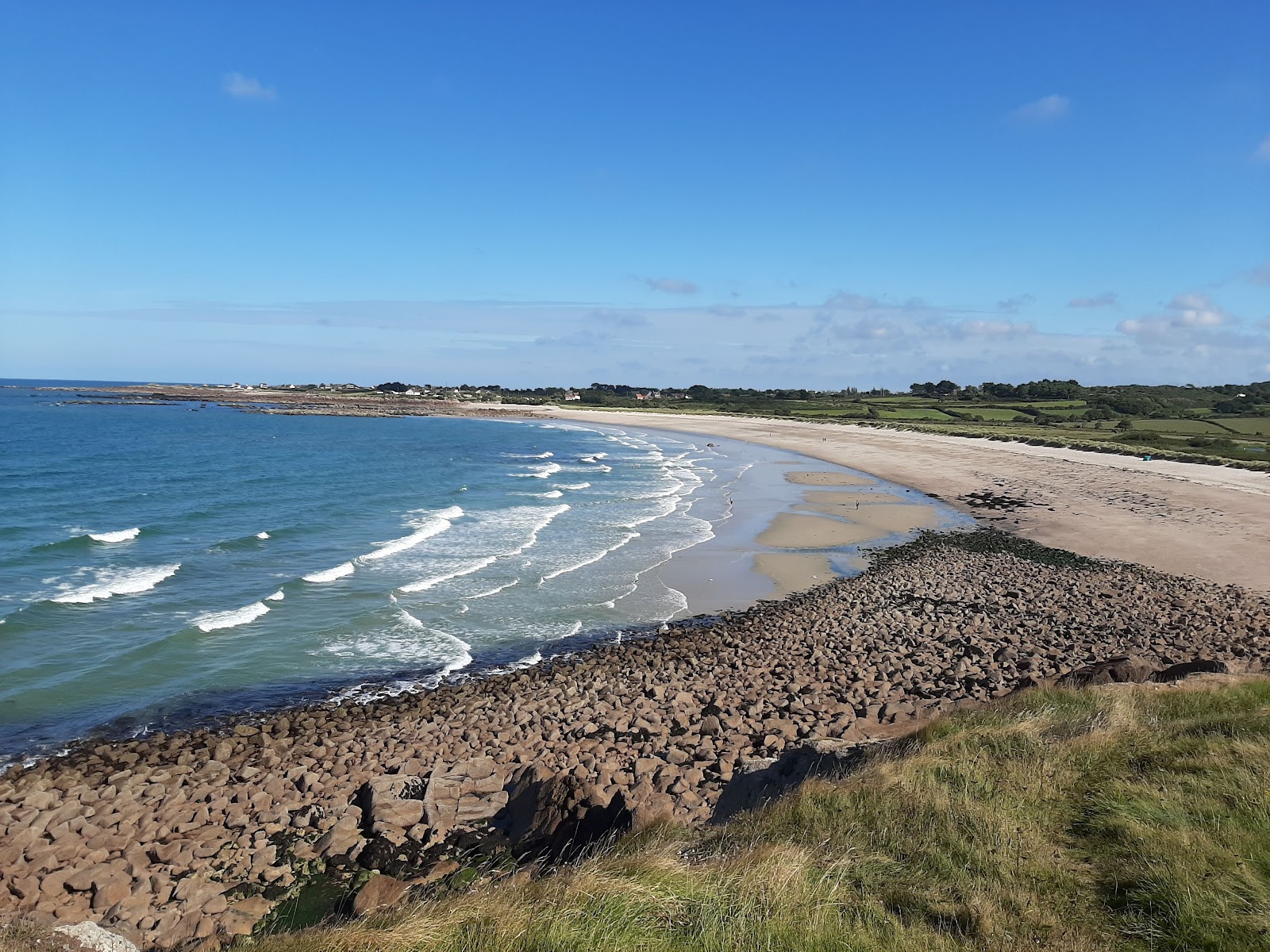 Photo de Plage de la Mondrée avec sable lumineux de surface