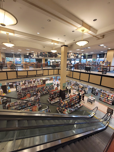 Book Store «Barnes & Noble», reviews and photos, 47 E Chicago Ave, Naperville, IL 60540, USA