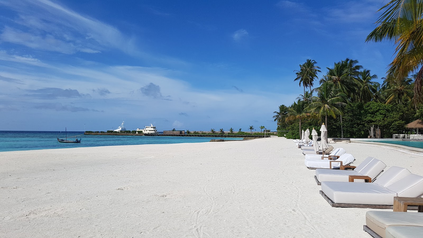 Foto de Praia de Resort Como com água cristalina superfície