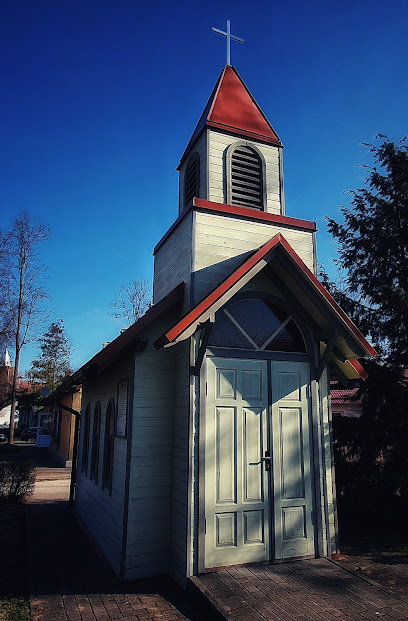 Ceļmalas kapela (mazākais dievnams Latvijā)