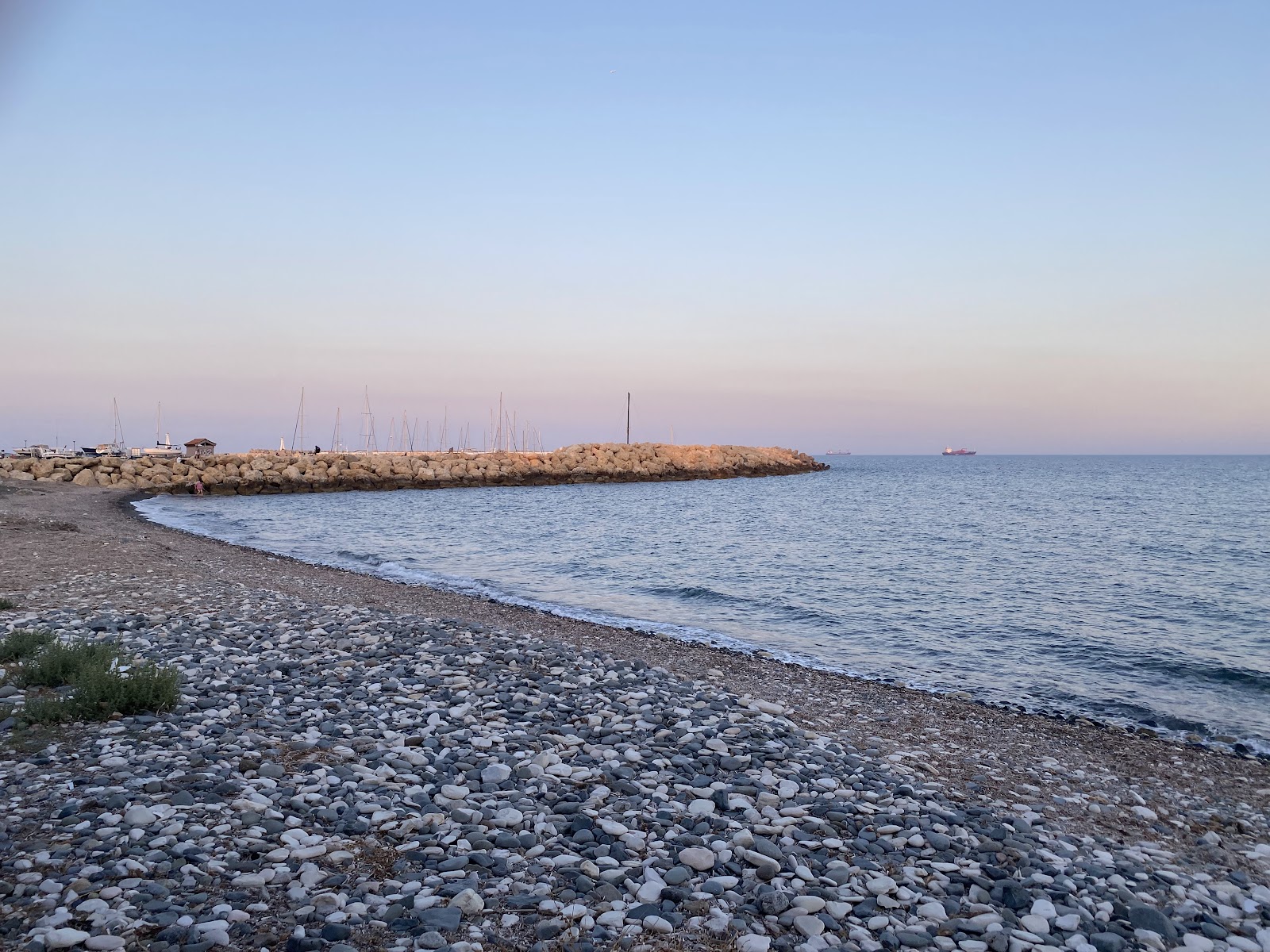 Foto von Zygi Marina Beach mit graue kiesel Oberfläche