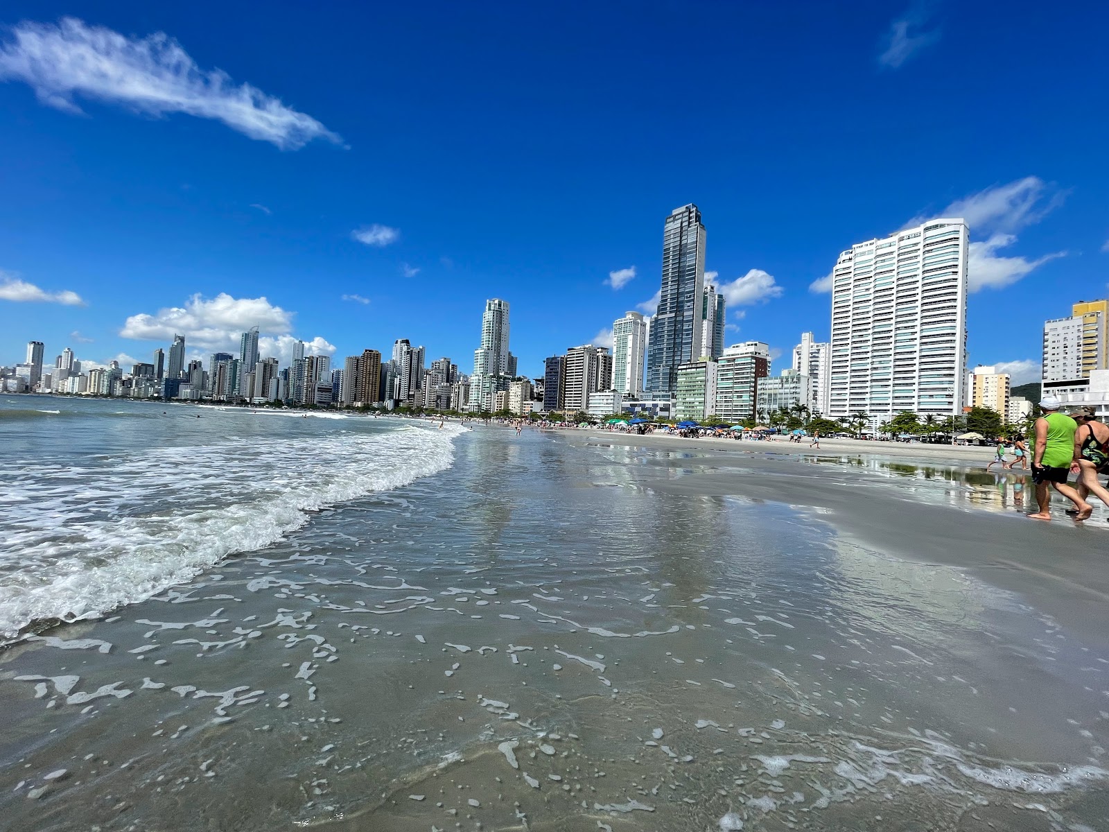 Praia de Camboriu II的照片 带有明亮的沙子表面