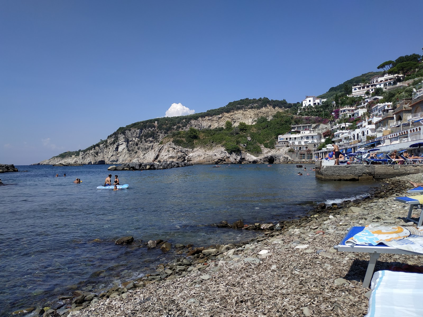 Fotografija Spiaggia di San Montano z sivi fini kamenček površino