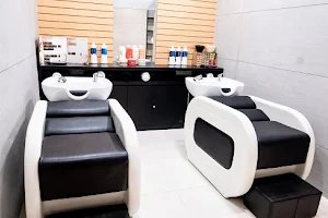 Naturals Salon Jobra image