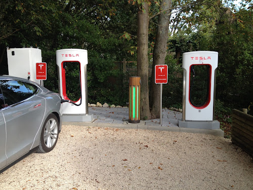 Borne de recharge de véhicules électriques Tesla Supercharger Rochecorbon