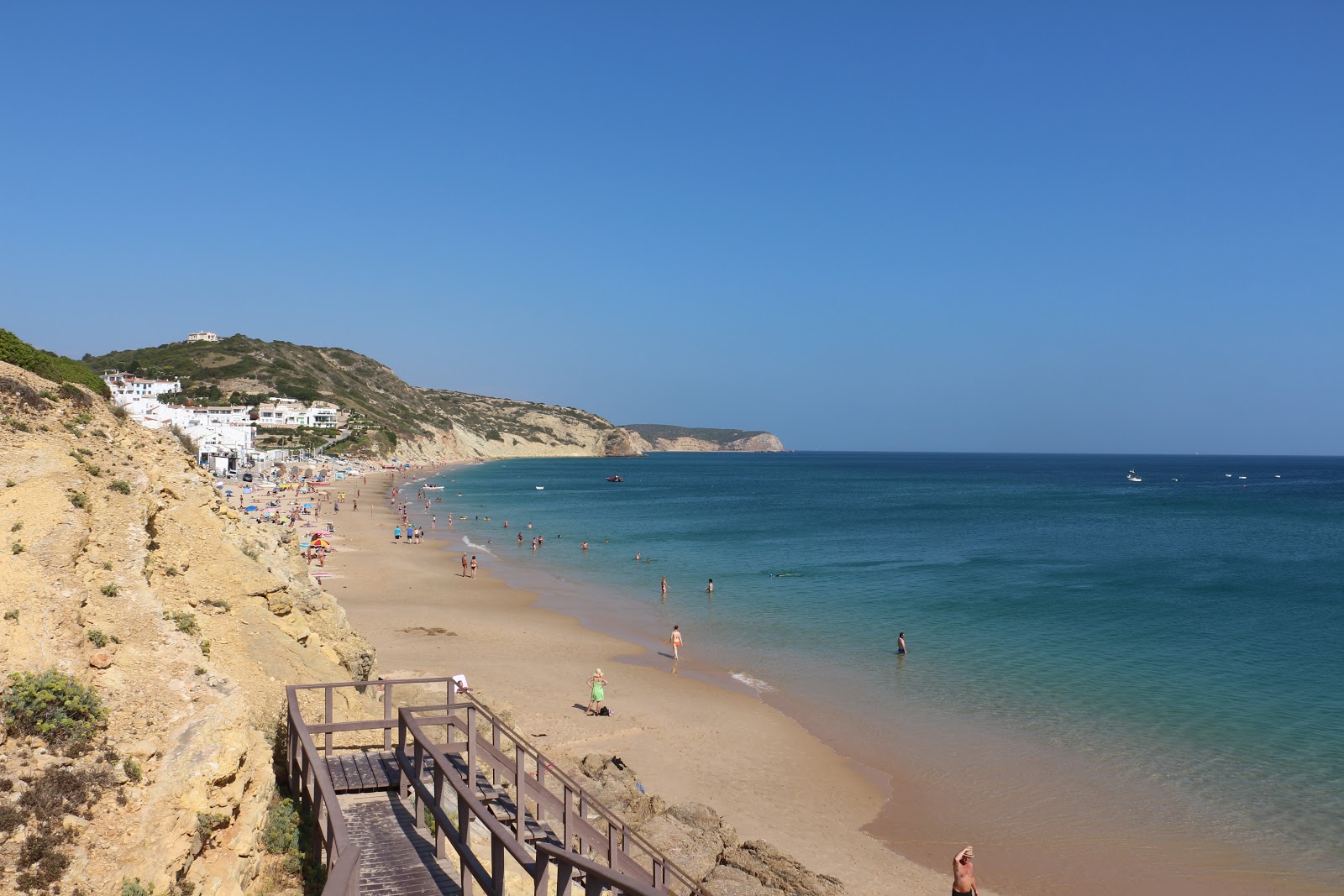 Photo de Praia da Salema avec sable fin et lumineux de surface