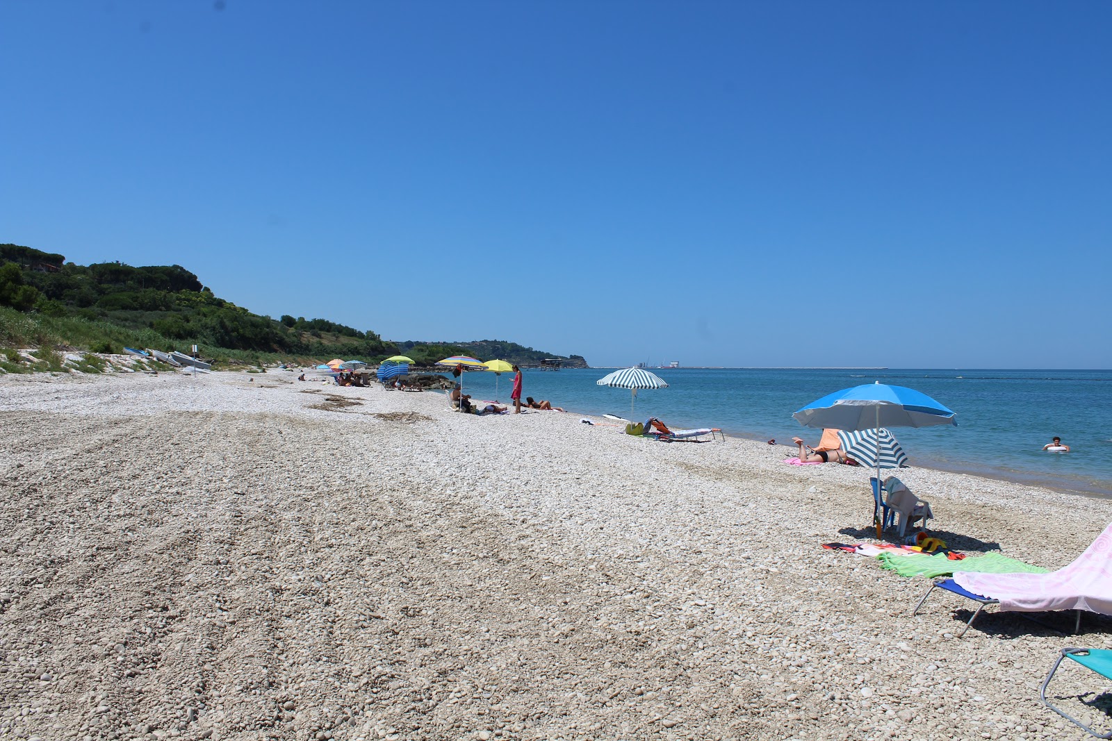 Fotografija Spiaggia di Calata Cintioni z modra čista voda površino