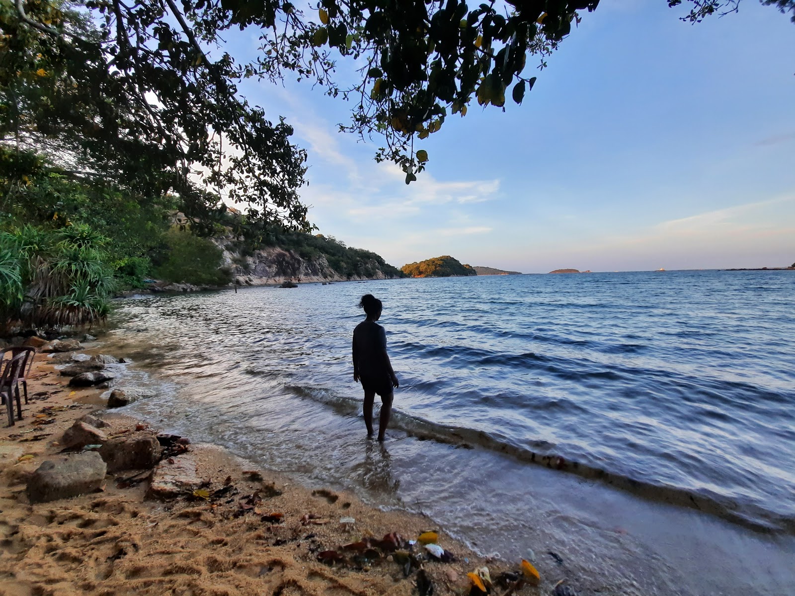 Fotografija Karumalaiyootru Beach z turkizna čista voda površino