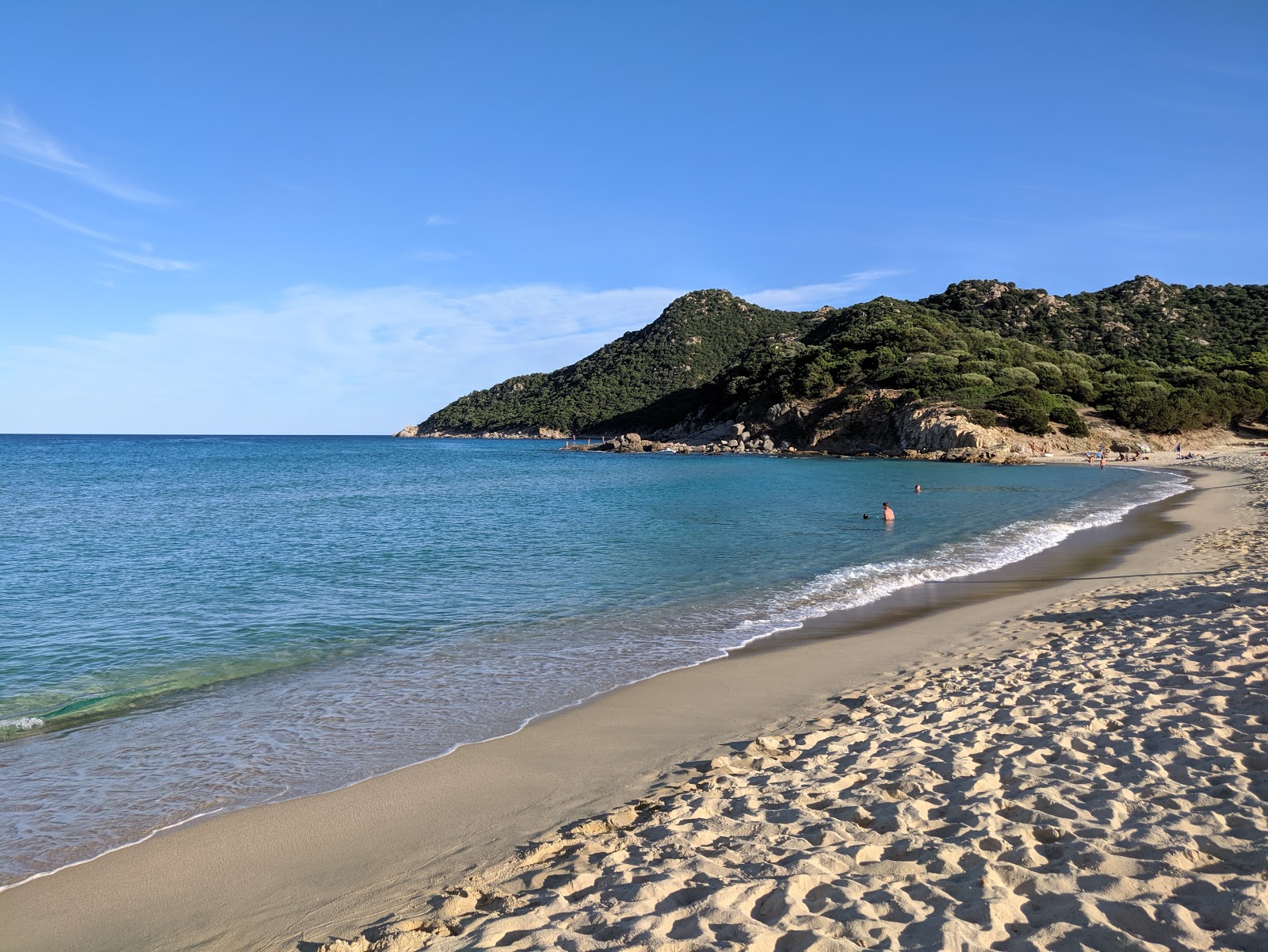 Foto van Spiaggia di Cala Sinzias met ruim strand