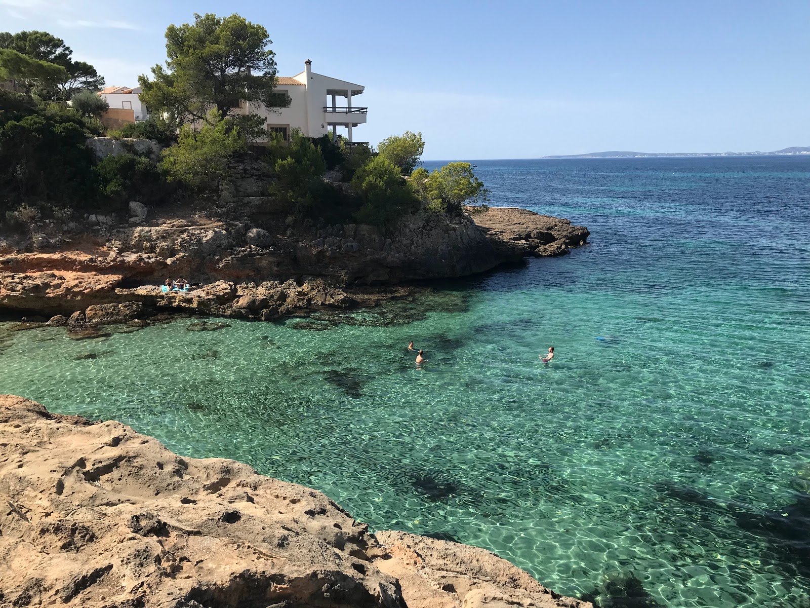 Foto di Calo Fort con una superficie del acqua cristallina