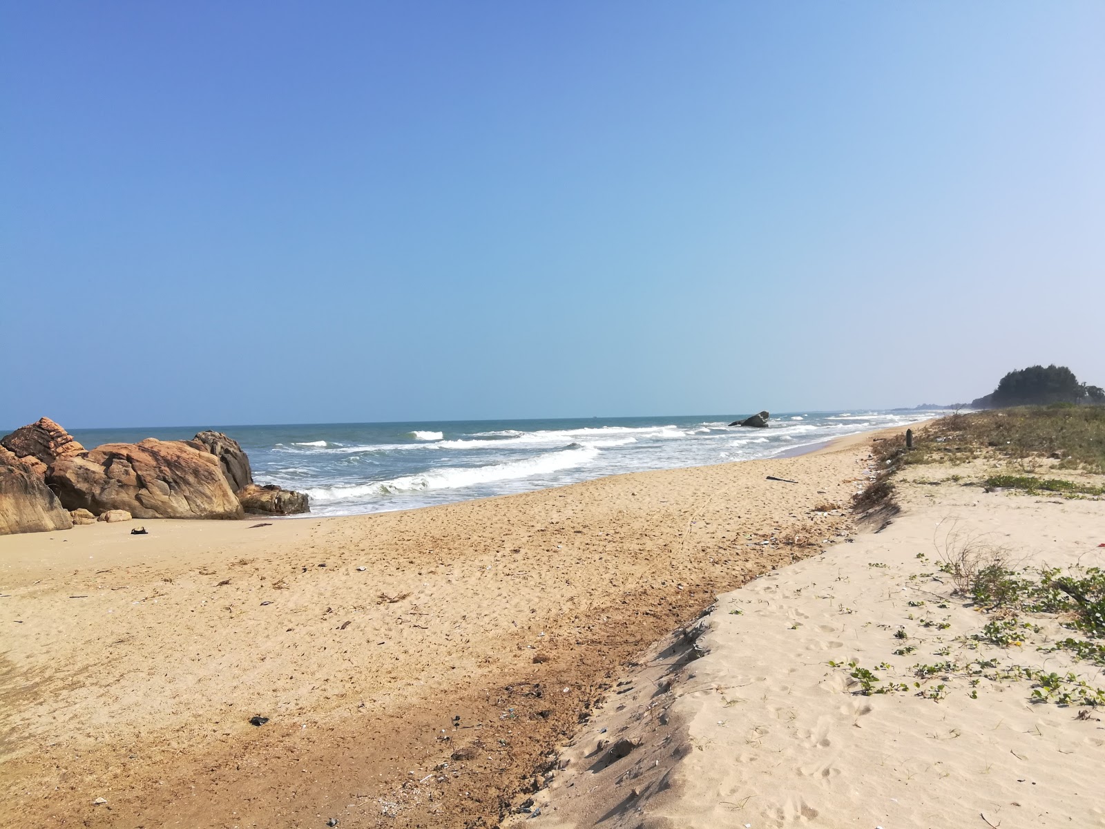 Foto von Kuchchaveli beach II mit beiger sand Oberfläche
