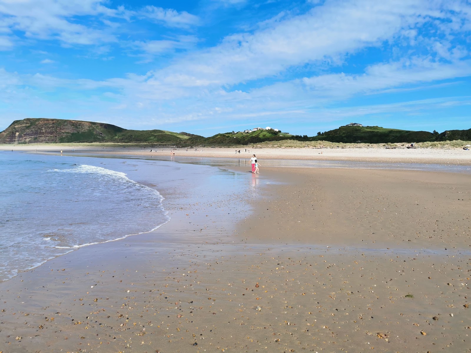 Foto di Spiaggia di Xago con una superficie del sabbia beige