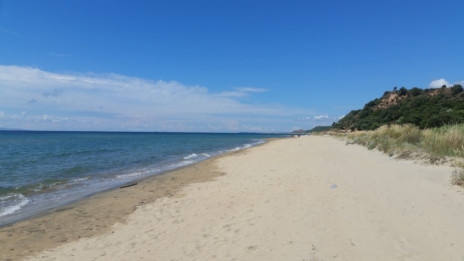 Foto di Vicar beach con una superficie del sabbia beige