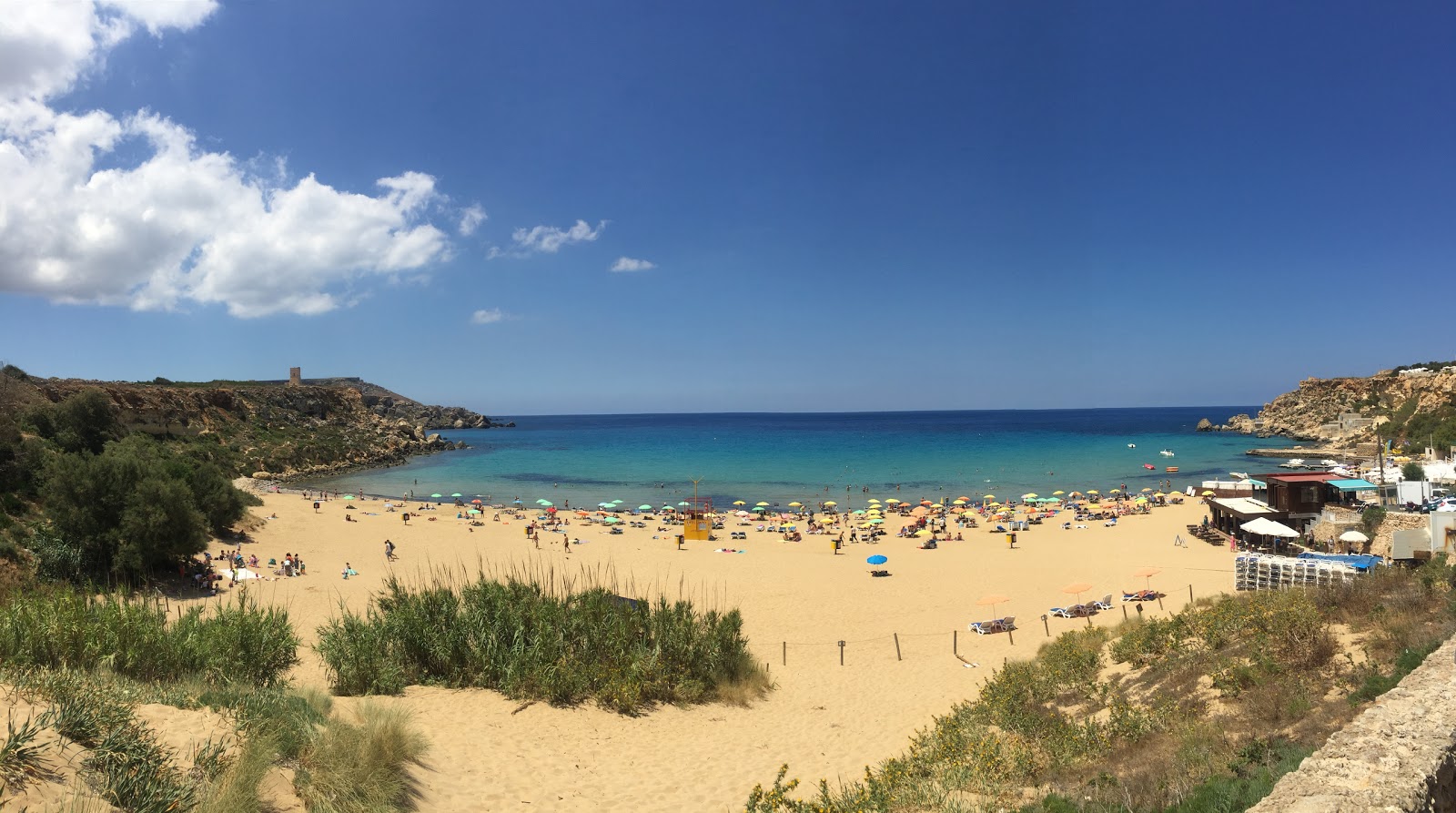 Fotografie cu Golden Bay - locul popular printre cunoscătorii de relaxare