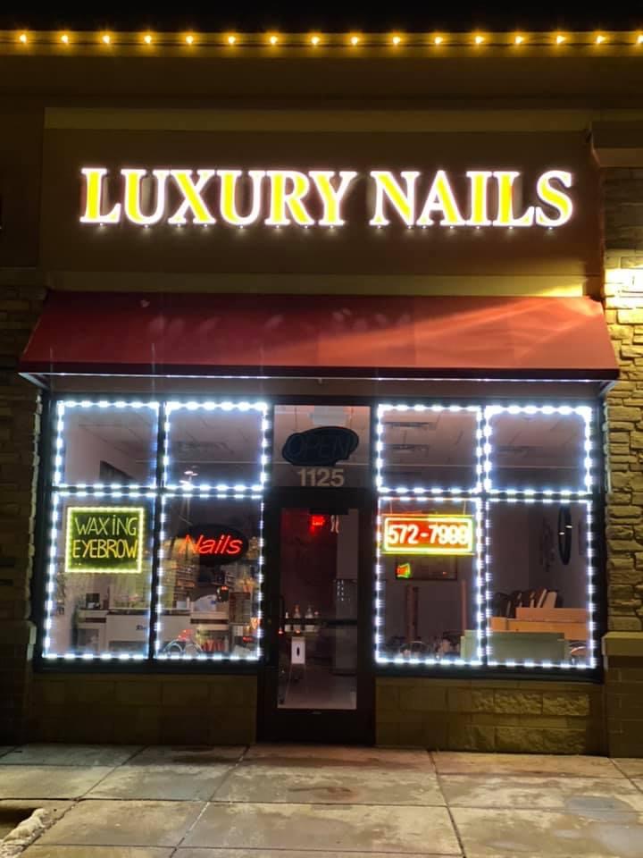 Luxury Nails 55112